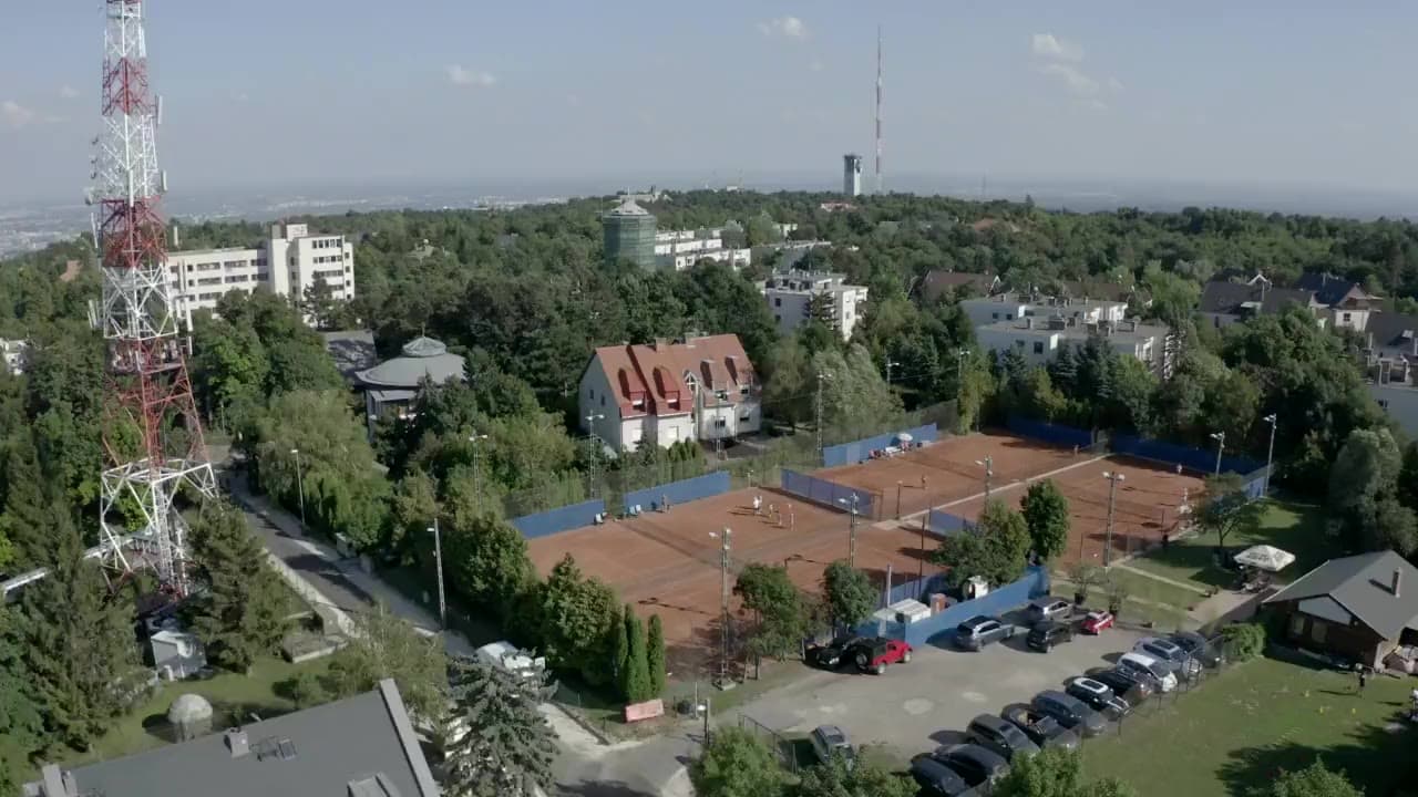 Légifelvétel a Next Tenisz Akadémia salakpályáiról a Budai-hegységben